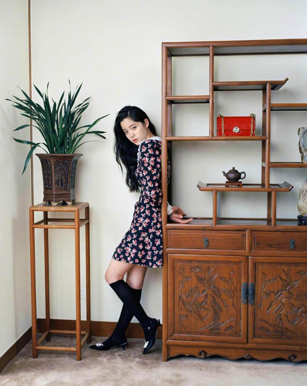 杨超越几千块衣服呈现200块风采?小花齐穿miumiu差别竟然这么大