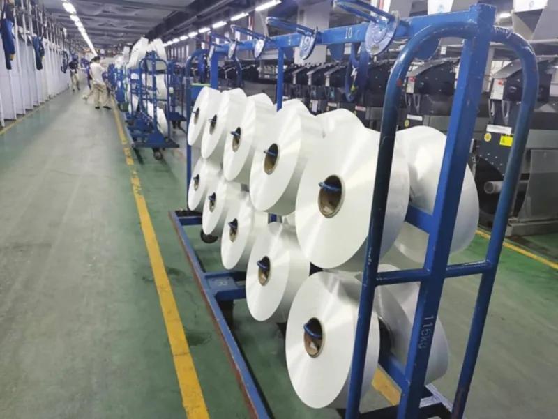 你穿的衣服可能都是塑料瓶,你知道吗衣服是塑料做的