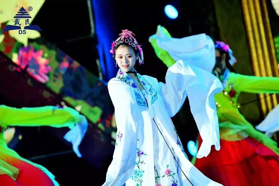 规范自律天道酬勤,奉献担当人心有秤,戴氏教育名航部拜年会