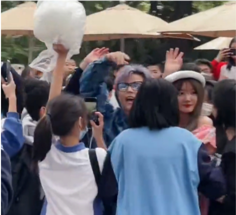 殷世航长隆偶遇小学生,路人视角殷世航跟小朋友