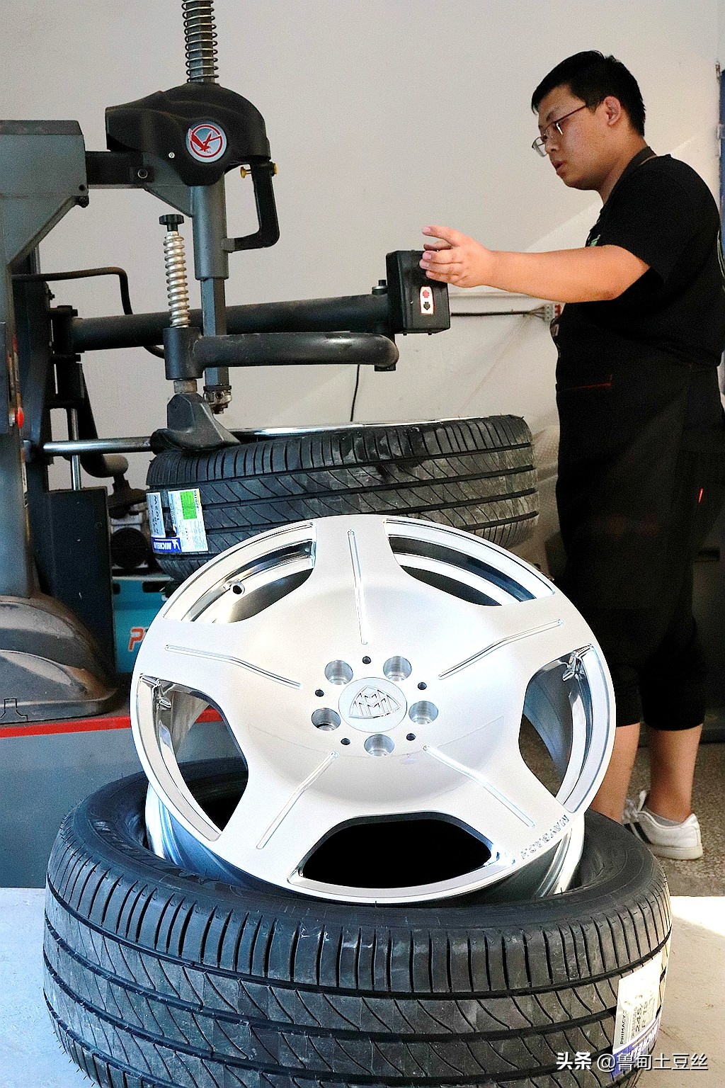 奔驰威霆轮胎升级,威霆升级轮毂案例