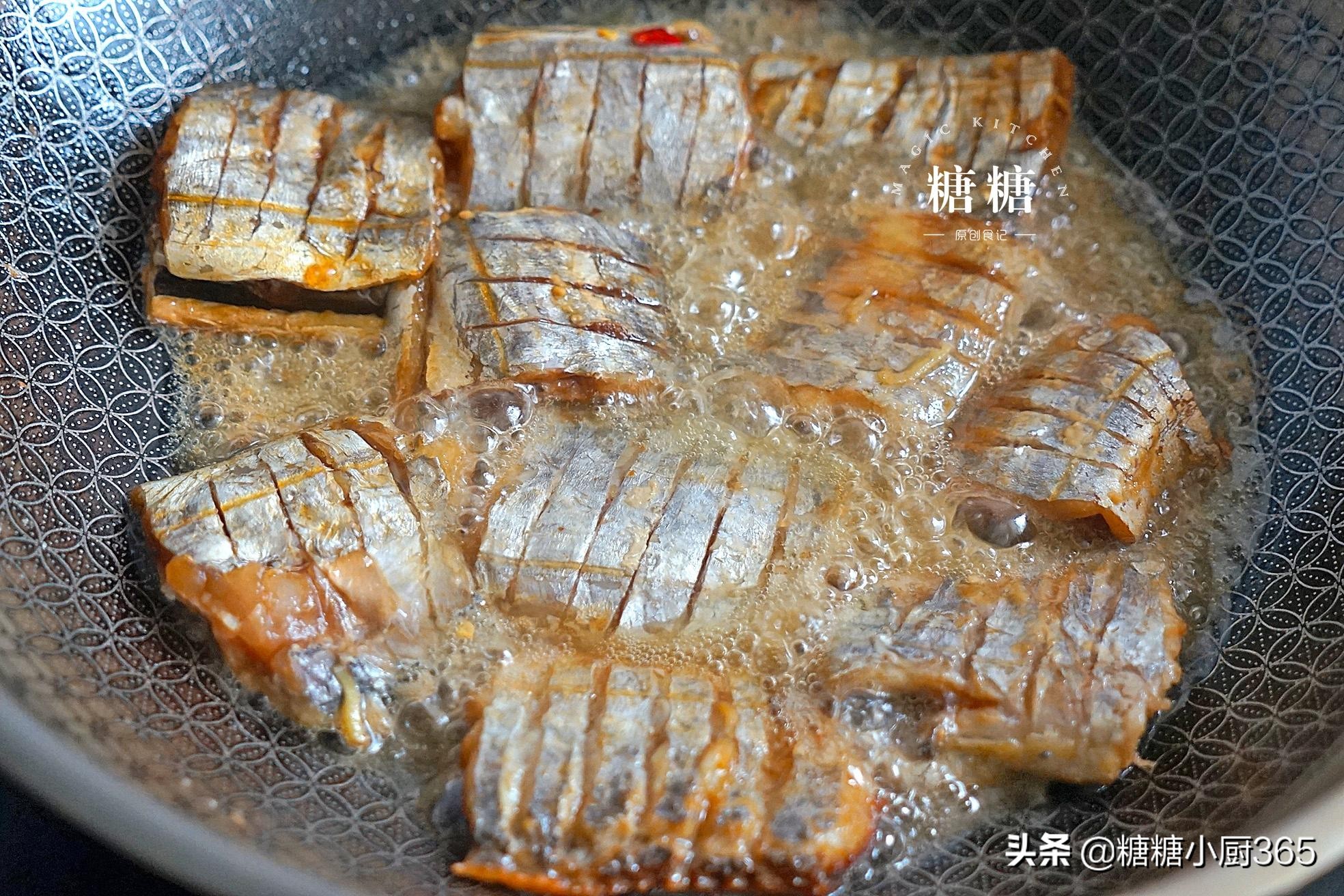 煎带鱼不粘锅不破皮怎么回事,煎带鱼不掉皮的五个妙招