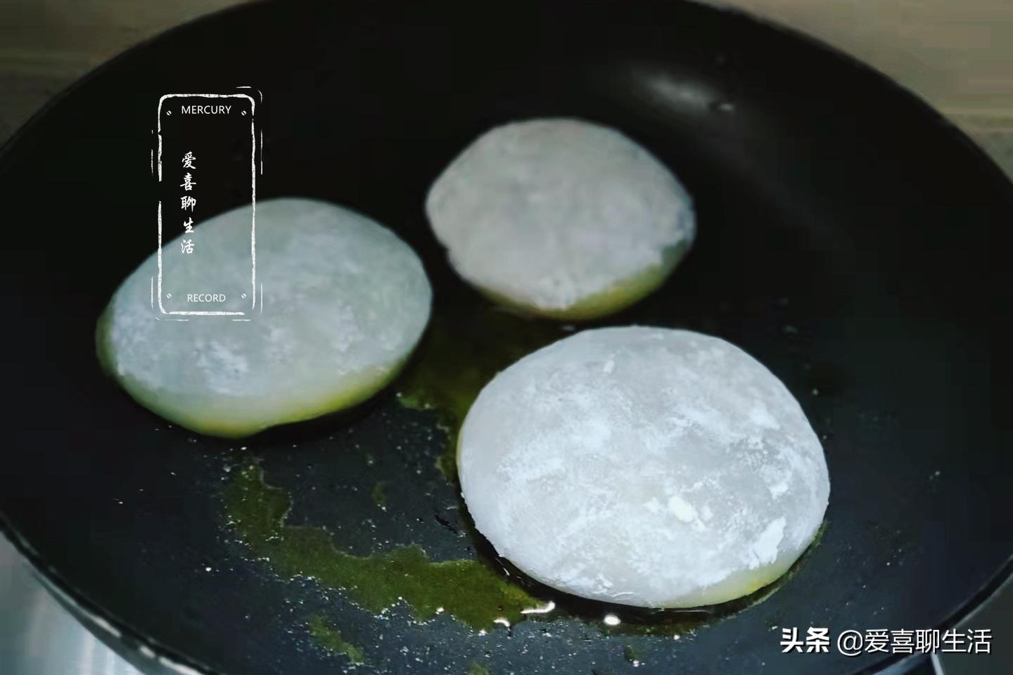 平时嘴馋就吃它，一次多做几个存起来，吃时煎一煎，既方便还好吃