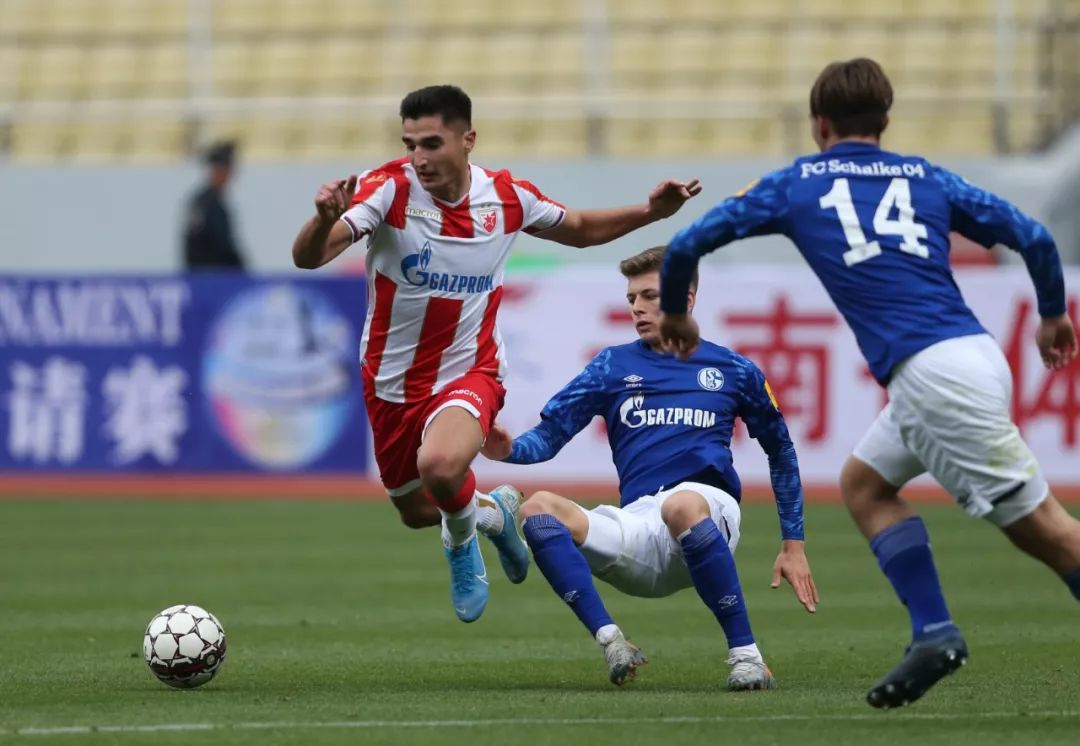 昆明人的足球大餐：七彩云南国际足球邀请赛首轮战罢