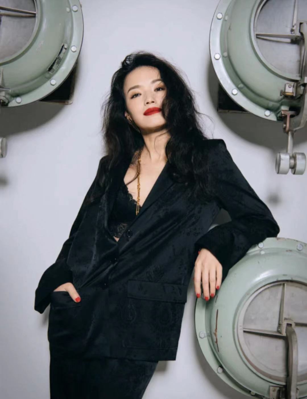 菱形方脸女生适合中分,适合方脸女生的千禧风