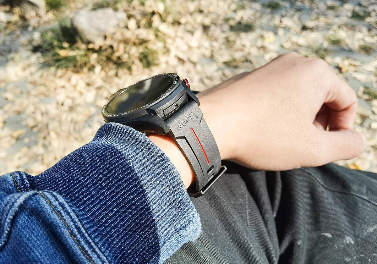 64G+双摄+全网通，是手机还是智能手表：Jeep黑骑士评测
