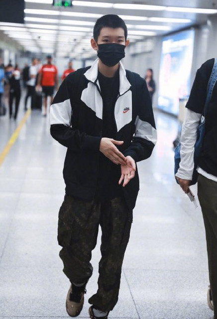 王源剪寸头感受,王源伯克利板寸