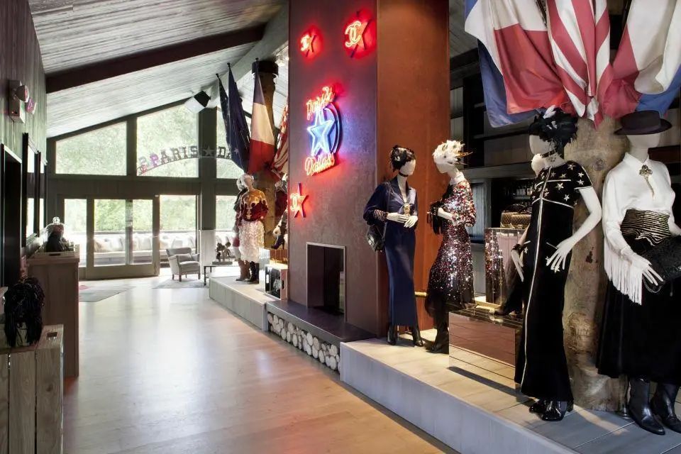 复古服装店陈列搭配展示,国外大牌服装店陈列