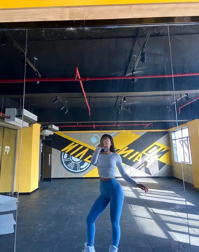 河南腹肌女神在线秀翘臀，性感指数100%，网友：我想拥有！