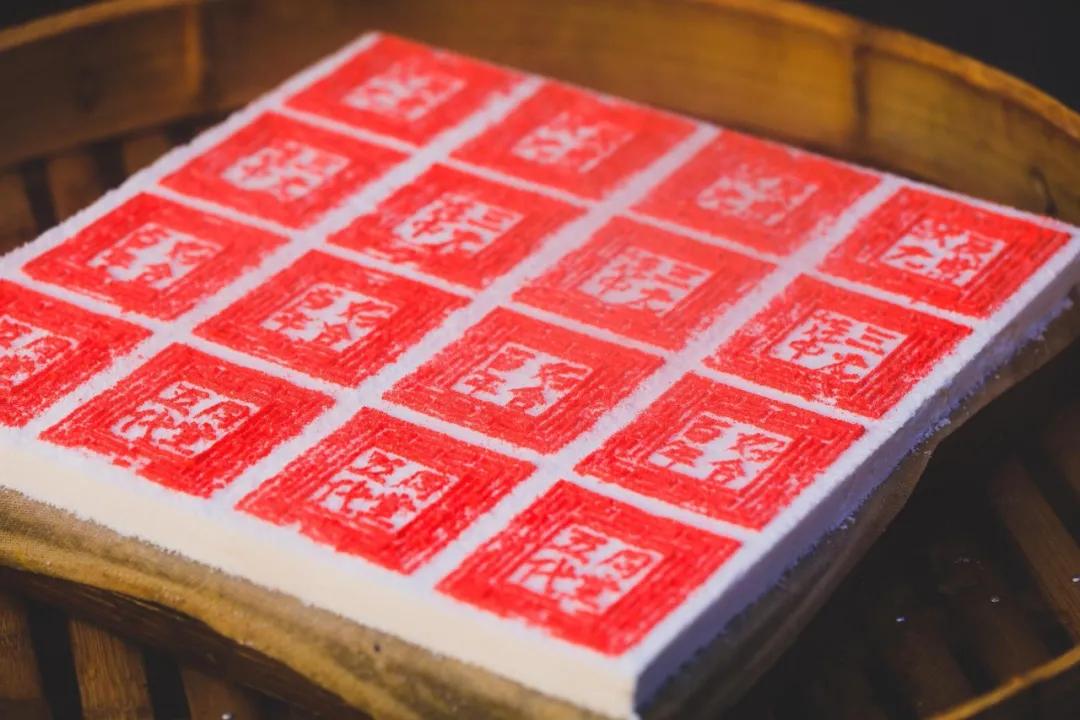 南货店的学徒，知道陆稿荐的酱鸭夫妇合起来就一副眼睛