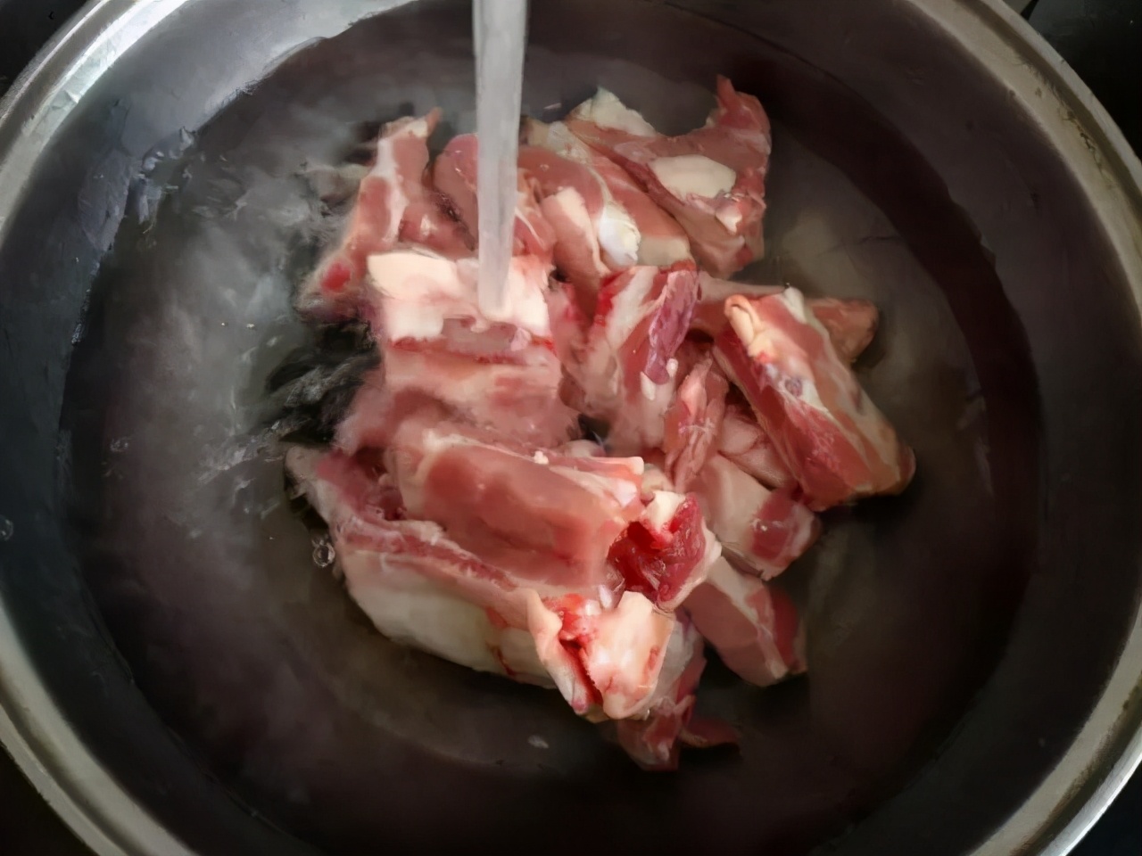 鸡肉炖大骨又烂又香,鸡肉炖熟了再做干锅鸡