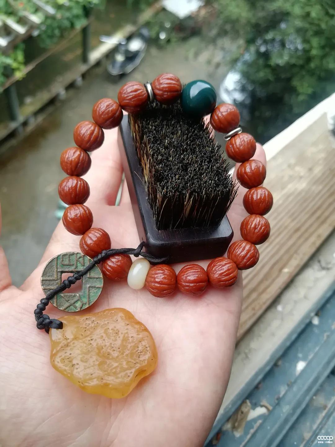 他试了一瓶“印度神油”,盘串6年,包浆妙啊