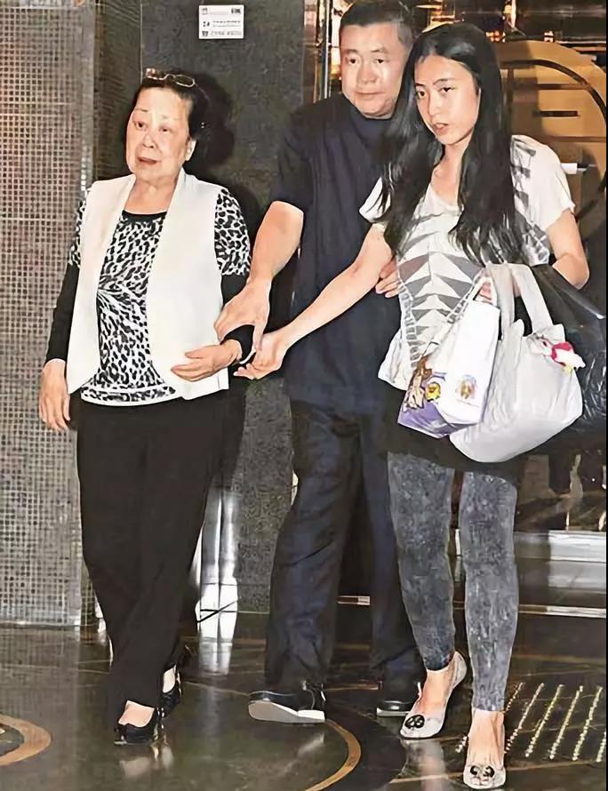 甘比早期龅牙凸嘴,龅牙甘比逆袭香港女首富