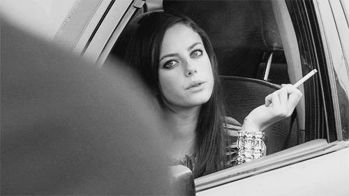 女人吸烟也是对自己的一种保护,都说女生抽烟不好