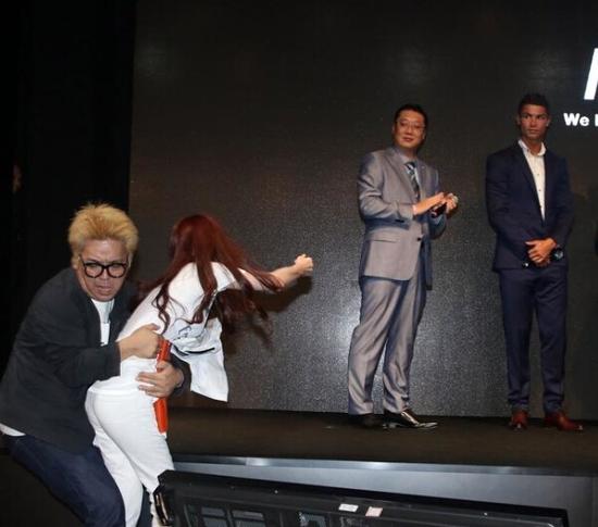 女球迷吻梅西,c罗梅西亲吻c罗