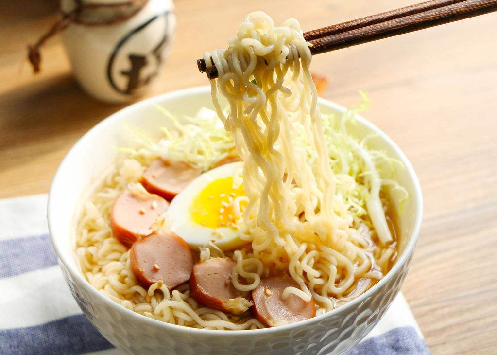 煮泡面先放蛋还是先放芝士,煮泡面先放青菜还是先放面