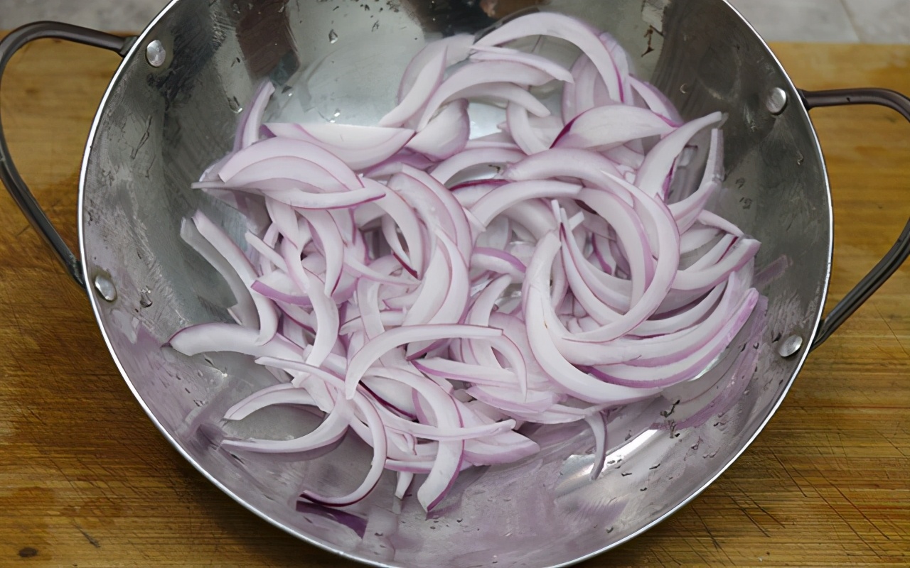 干锅土豆片土豆一炸就烂,香辣酥脆干锅土豆片