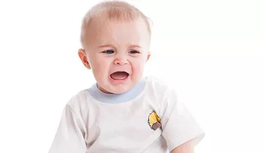 宝宝老玩自己手脚,三周宝宝总是自己玩正常吗