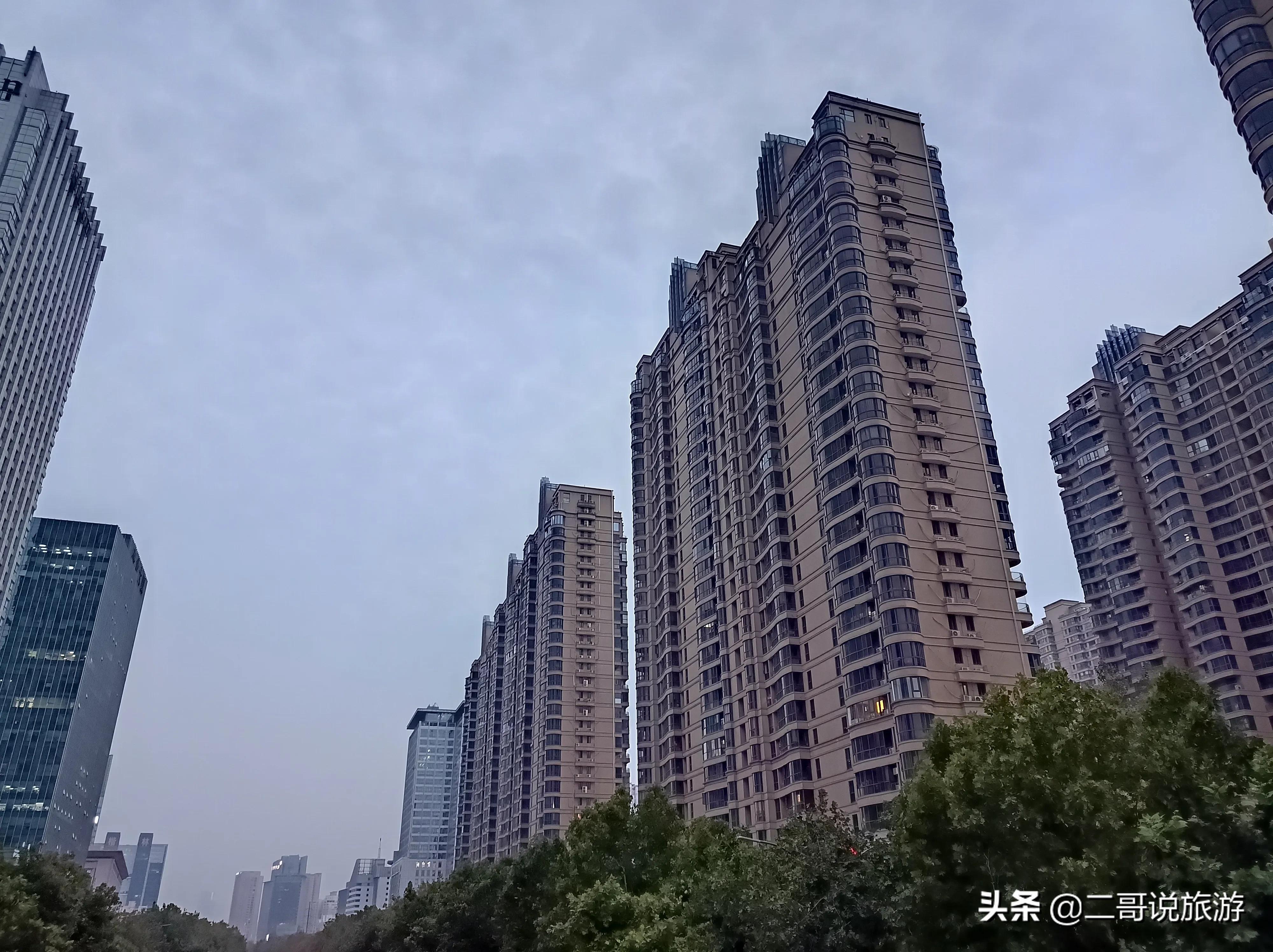 郑州金水区有个“奇怪”的广场，曾经繁华喧嚣，如今逐渐萧条