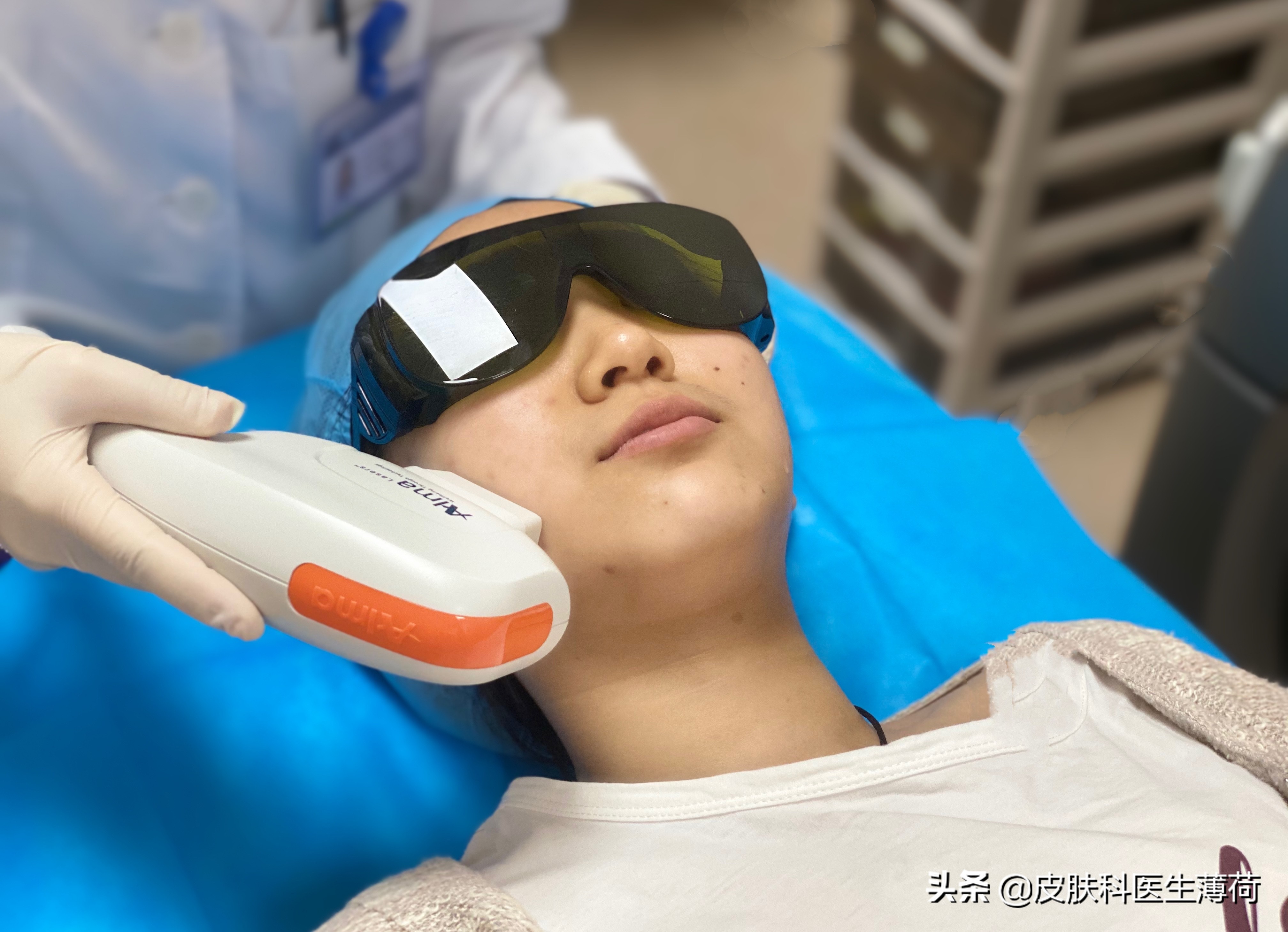 皮肤科医生推荐的去痘印的药,皮肤痘印怎么做才能彻底修复