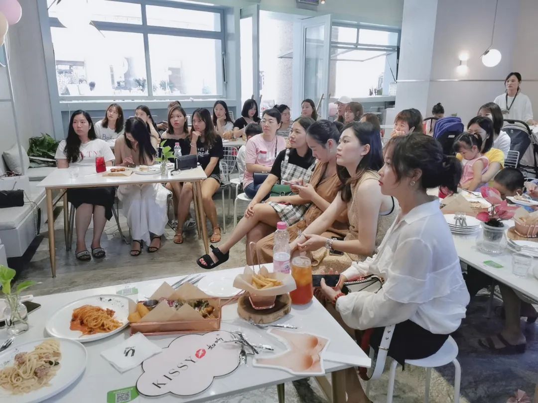 在朋友圈以外，微商是如何工作的？我采访了收入百万的她