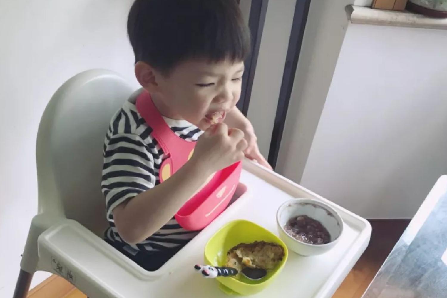 宝宝吃脏东西怎么教育,宝宝自主进食吃得少