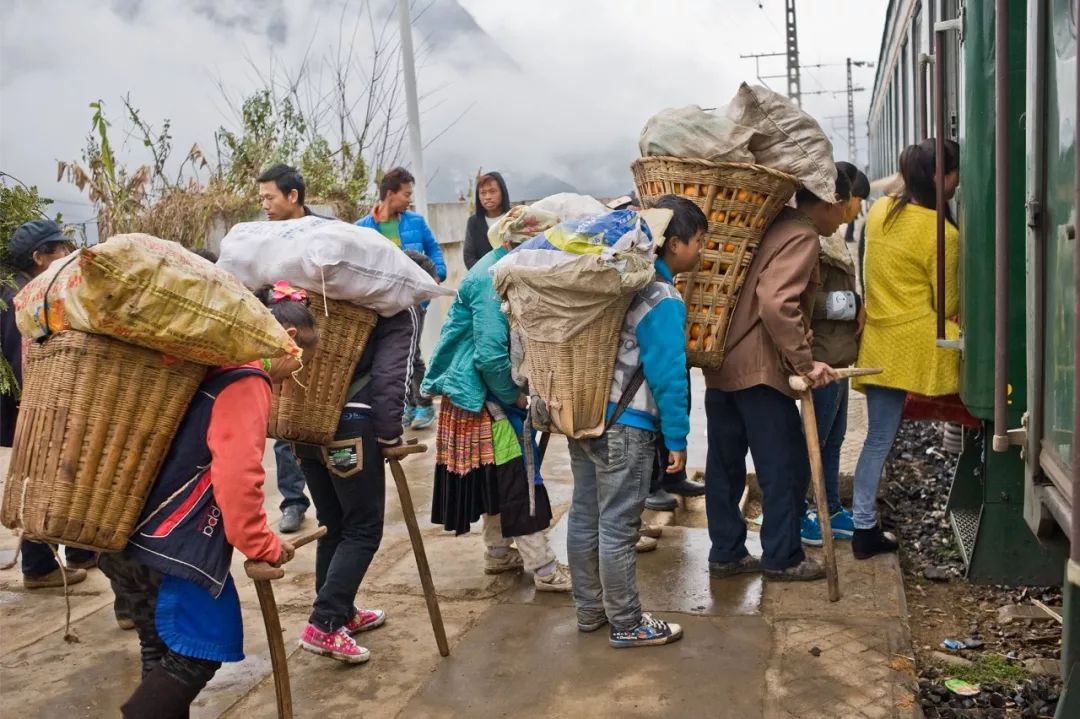 孩子坐绿皮火车看人世百态,绿皮火车才能反映生活百态
