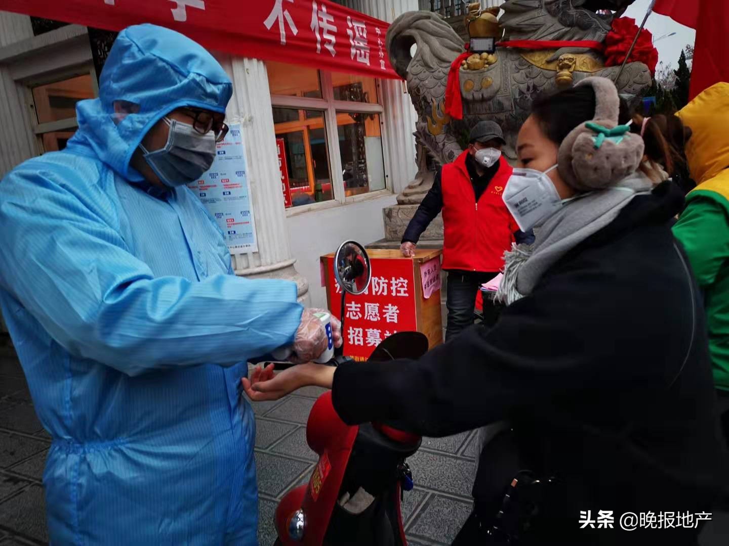 防控疫情展现坚守与奉献的力量,战疫情汇聚爱心传递温暖