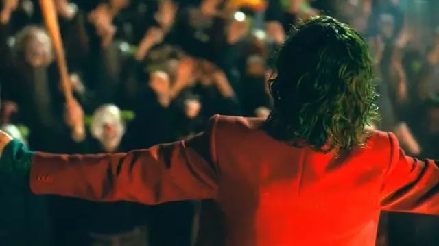 现实中的小丑在跟人类打招呼,世界上的小丑到底有多可怕呢