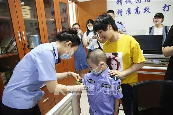 “我想当警察”,他眼睛亮亮的,我们却看哭了......