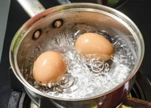 鸡蛋黄上的黑色膜有毒吗,鸡蛋黄外面有灰色的东西能吃吗