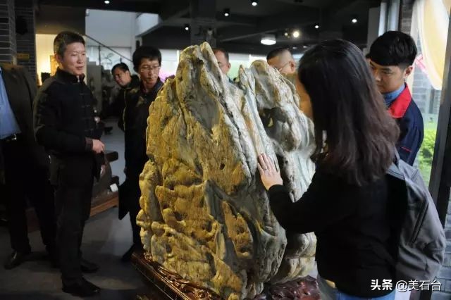 一块玛瑙石能值多少钱,一串玛瑙30年了仅能值多少钱