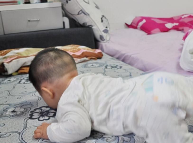 宝宝不小心跌下床怎么办,宝宝不小心掉地上发生意外