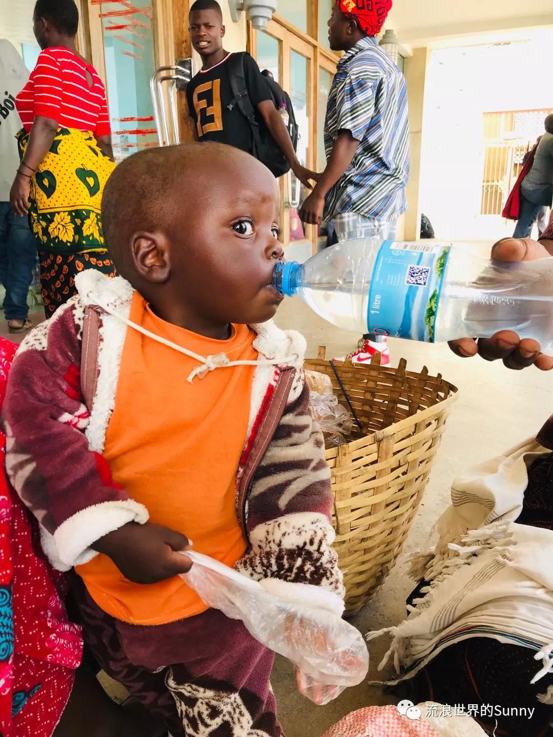 流浪非洲，乘坐中国援建火车去赞比亚，满满的亲切