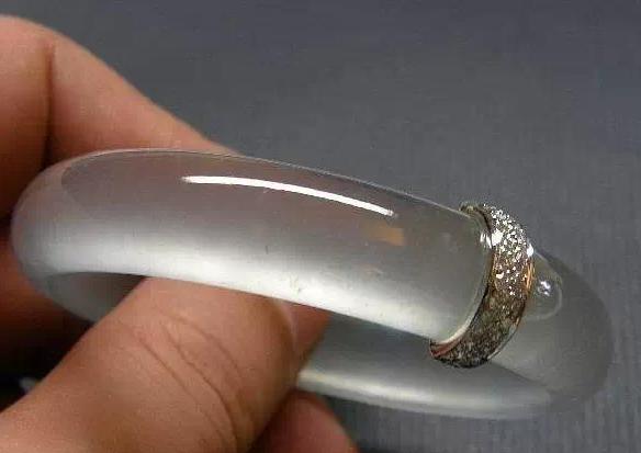 翡翠手镯基本知识大全,翡翠手镯的鉴赏方法和技巧