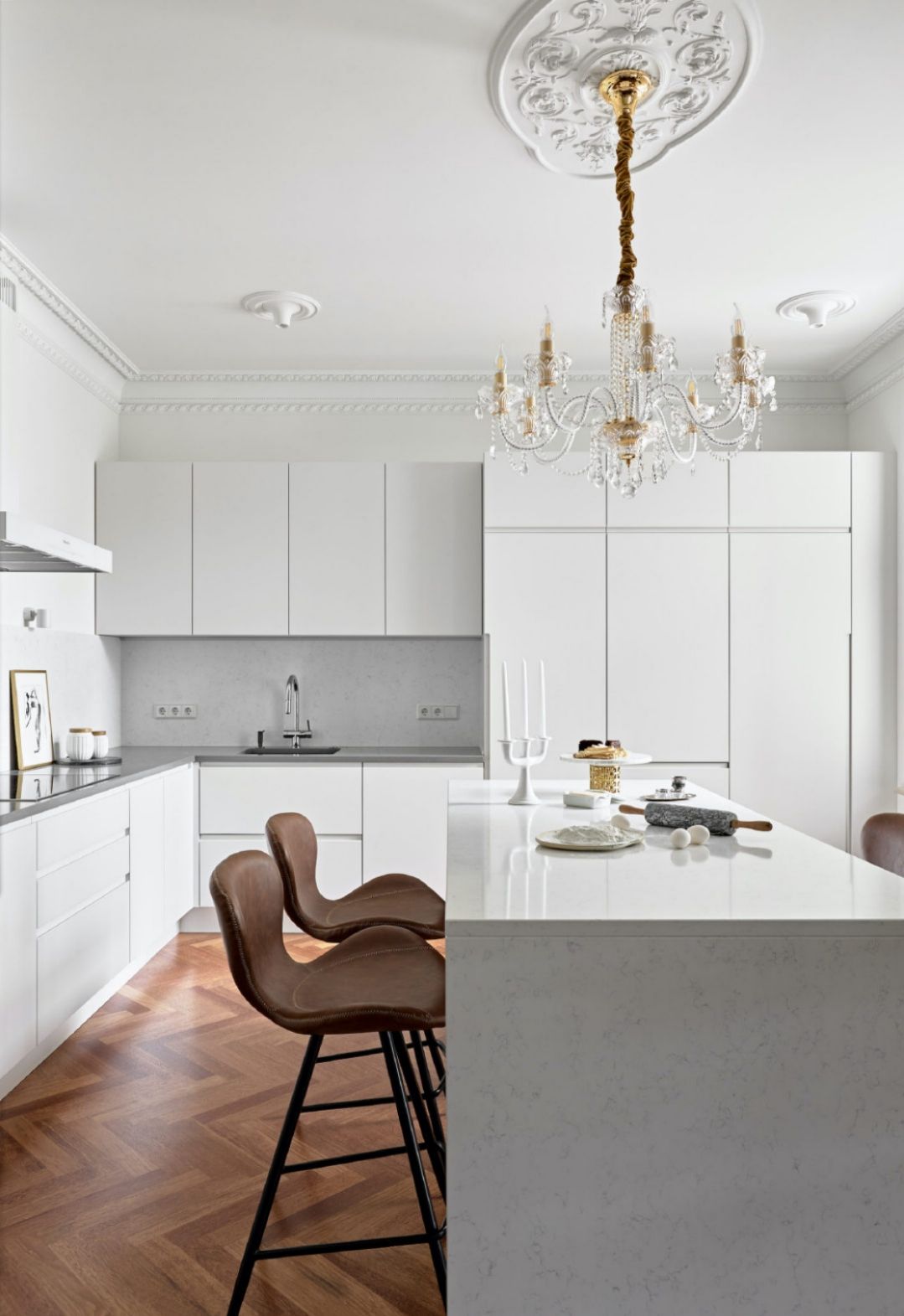 水晶灯具搭配现代简约家具,房间轻奢水晶灯