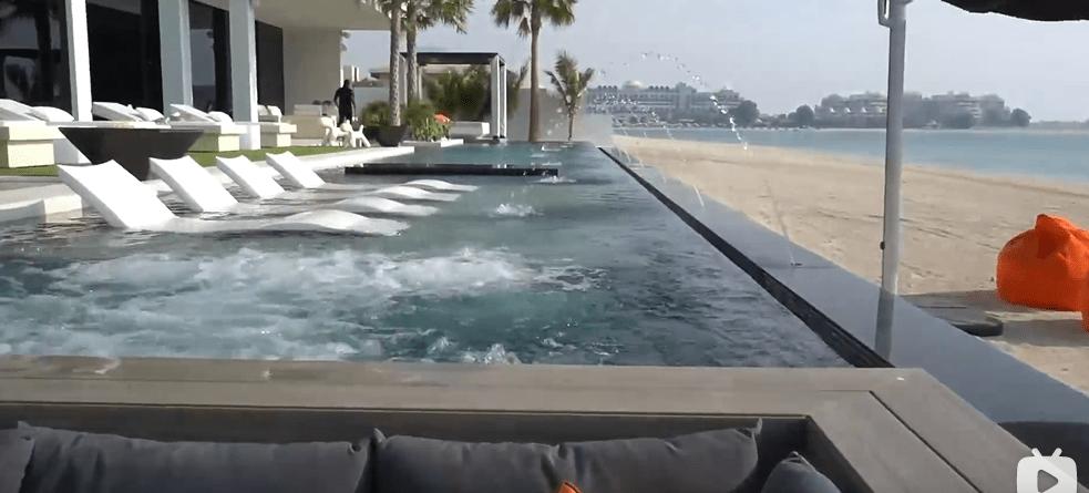 迪拜男子奋斗十年买下劳斯莱斯,迪拜小伙卖掉劳斯莱斯买法拉利