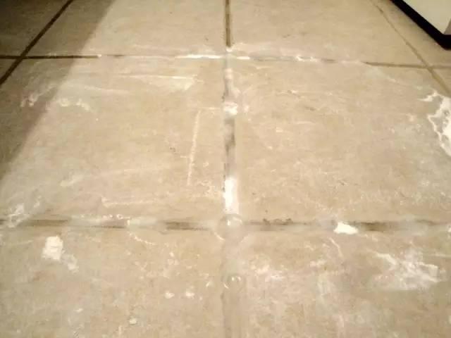 拖地时水里放点什么拖的很干净,拖地时水里加点它地面洁净不沾尘