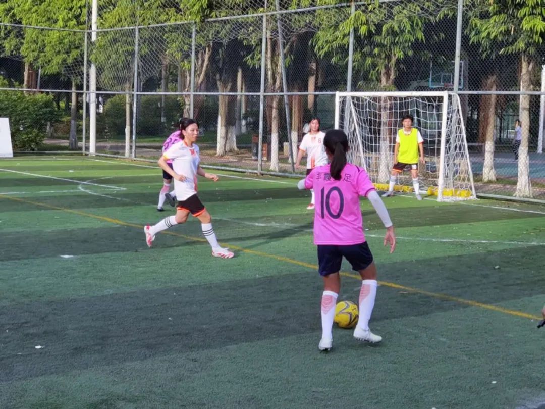 宝莲中学女足,宝莲中学足球队女孩