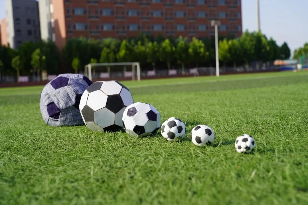 学校里办的足球赛,学校举行足球文化活动的绘画