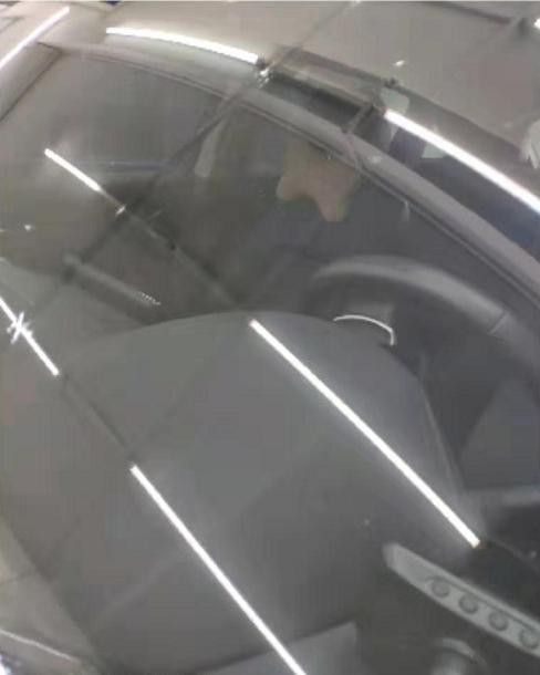 汽车内玻璃里面模糊不清怎么处理,为什么雨刮会刮的时候玻璃会模糊