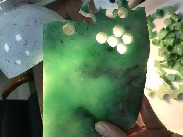 赌石切出一亿紫金石后众人傻眼,200块的赌石切出五彩翡翠