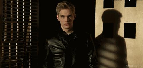 pu皮衣皱了怎么快速弄平,没熨斗怎么让褶皱的皮衣变平整