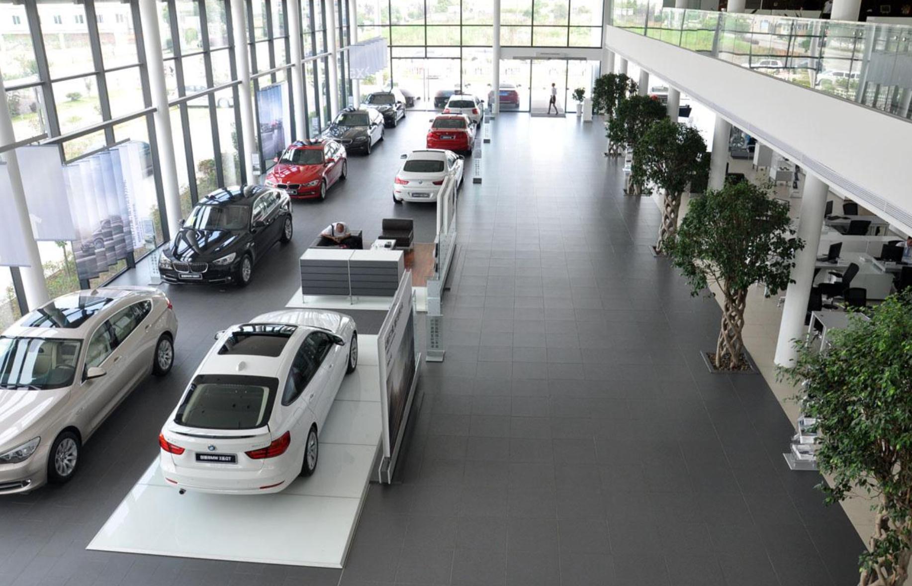 买车去4s店好还是汽车销售公司,为什么买车非要在4s店买保险