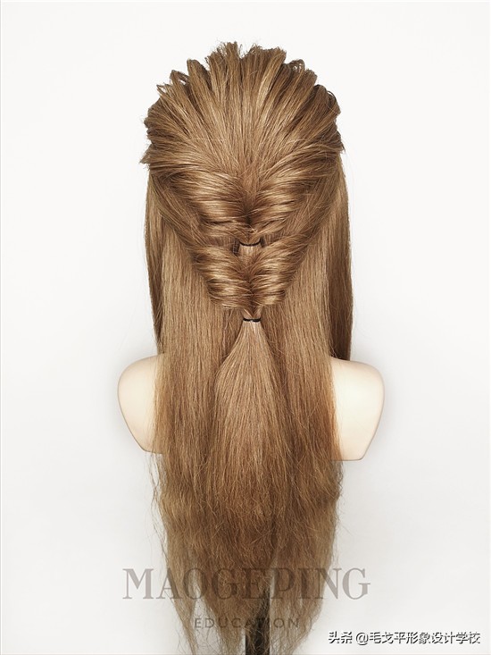 女人扎高马尾显气质还是低马尾,50岁女人扎低马尾简单又好看