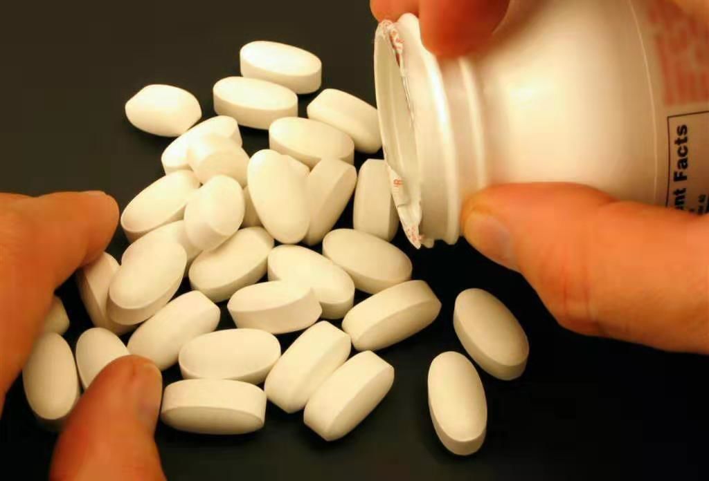 治放屁、治打嗝、治疼痛……那些“泡在药罐子里”的美国人