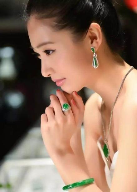 价值3000万的翡翠手镯,价值2000万的翡翠手镯