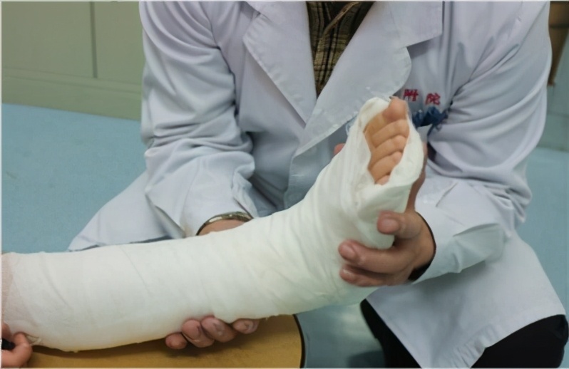 崴脚不当回事小心遗憾终生,崴脚时踝关节容易损伤的位置