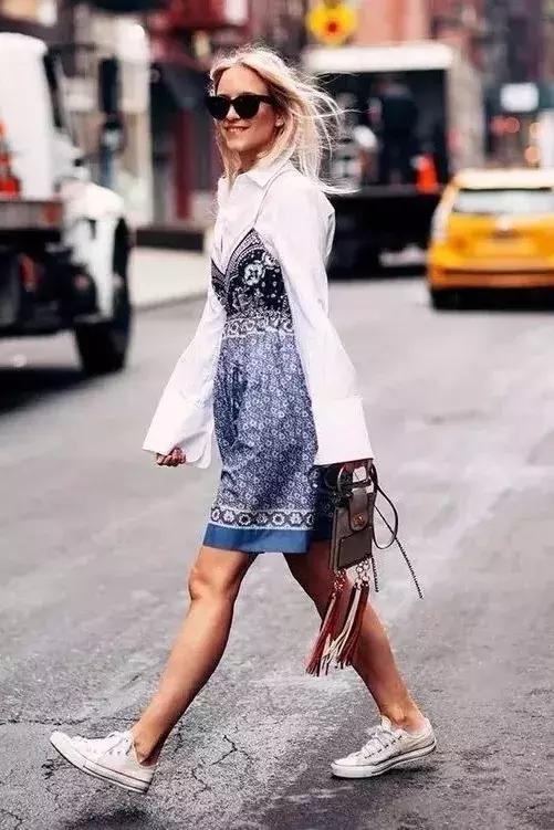 洋气上档次吊带裙秋冬内搭,今年最火的吊带裙内搭