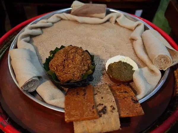 在埃塞俄比亚吃什么，对非洲美食没抱任何期待，甚至带着一丝恐惧
